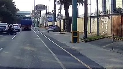 Sicarios atacan a ocupantes de un vehículo y son atropellados por otro conductor