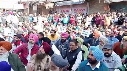 ਪੱਟੀ ਸ਼ਹਿਰ ਵਿੱਚ ਪਿਛਲੇ ਕੁਝ ਦਿਨਾਂ ਹੋ ਰਹੀਆਂ ਲੁੱਟਾਂ ਖੋਹਾਂ ਅਤੇ ਚੋਰੀਆਂ ਦੇ ਖਿਲਾਫ ਪੱਟੀ ਦੇ ਸਮੂਹ ਦੁਕਾਨਦਾਰਾਂ ਨੇ ਦੁਕਾਨਾਂ ਬੰਦ ਕਰਕੇ ਲਗਾਇਆ ਥਾਣਾ ਸਿਟੀ ਪੱਟੀ ਦੇ ਬਾਹਰ ਧਰਨਾ