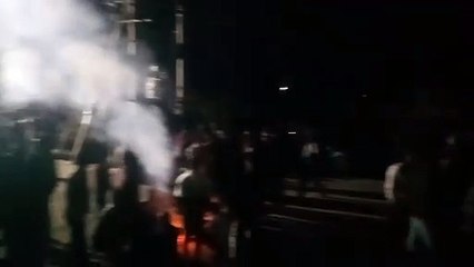 Ndps झूठा प्रकरण दर्ज करने ग्रामीणो ने पुलिस को बनाया बंधक रात में आंसू गैस के गोले छोड़कर भागे तो हुआ पत्थराव