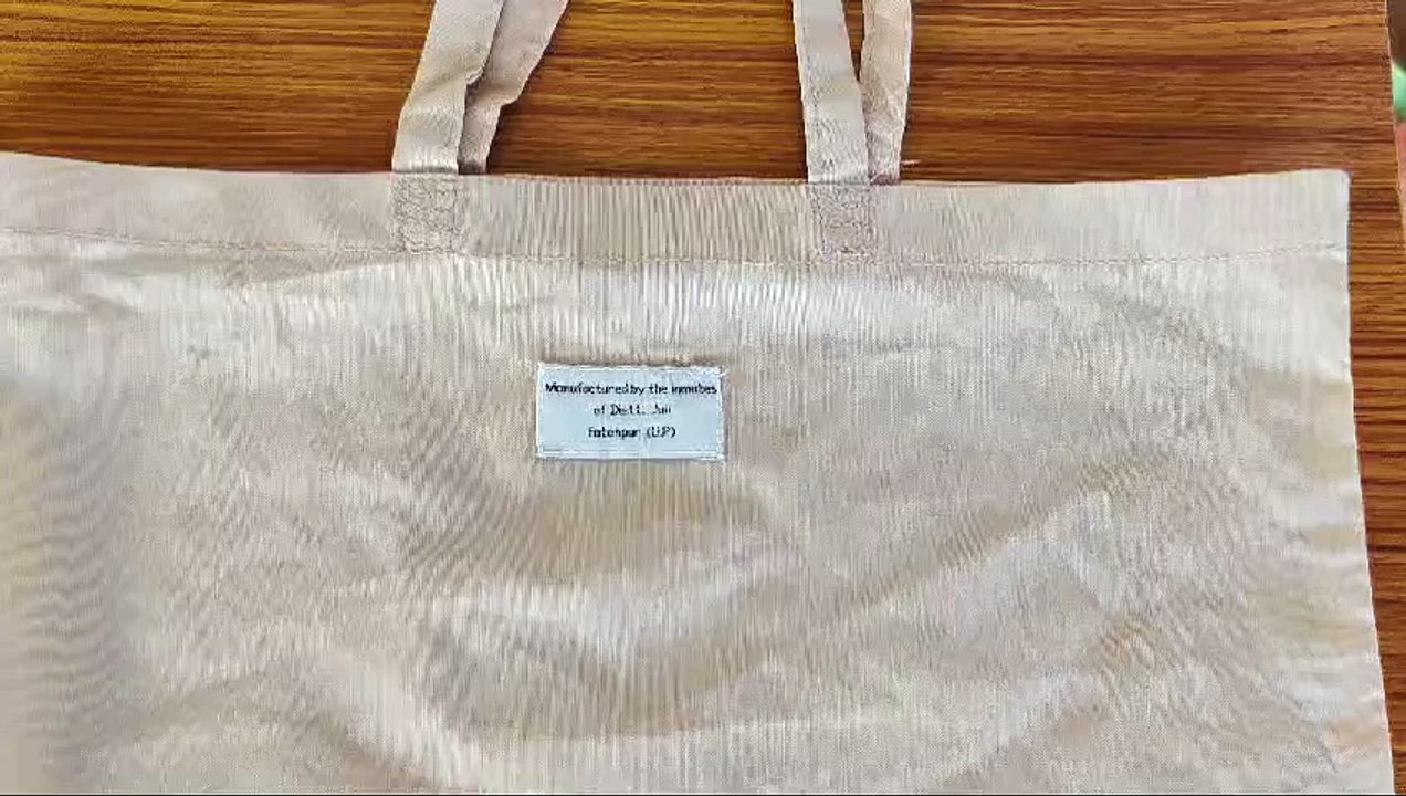 महाकुंभ की शान बनेगें फतेहपुर कारागार के कैदियों द्वारा बने कुर्ते, इन्ही के बने डेनिम के इको फ्रैंडली झोले भी बिखेर रहे रौनक