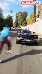 Video çekmek isterken lüks aracından oldu