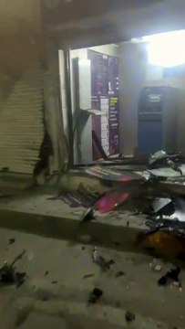 तेज रफ्तार कार ने घर के बाहर और ए टी एम को मारी टक्कर , टक्कर में कई गाड़ी हुई क्षतिग्रस्त पुलिस जुटी जांच में ।