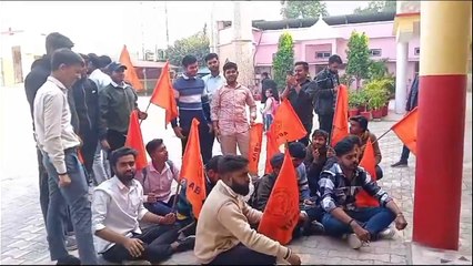 रीवा के ज्योति किंडर गार्टेन स्कूल की टीचर पर गंभीर आरोप. ABVP ने किया हंगामा. बोले 5 साल के छात्र ने पैंट में किया था टॉयलेट टीचर ने लगाई थी फटकार. कपड़े भी धुलवाए.