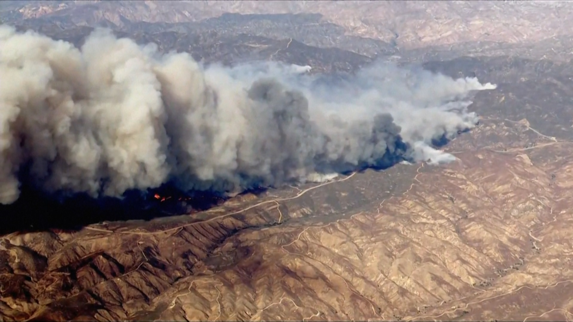 Les images du Hughes Fire, nouvel incendie dans la région de Los Angeles