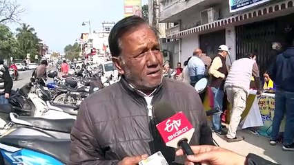 नगर निकाय चुनाव - मतदान करने पोलिंग बूथ पहुंच रहे मतदाता नहीं कर पा रहे है मतदान, लोगो में दिख रहा है आक्रोश।