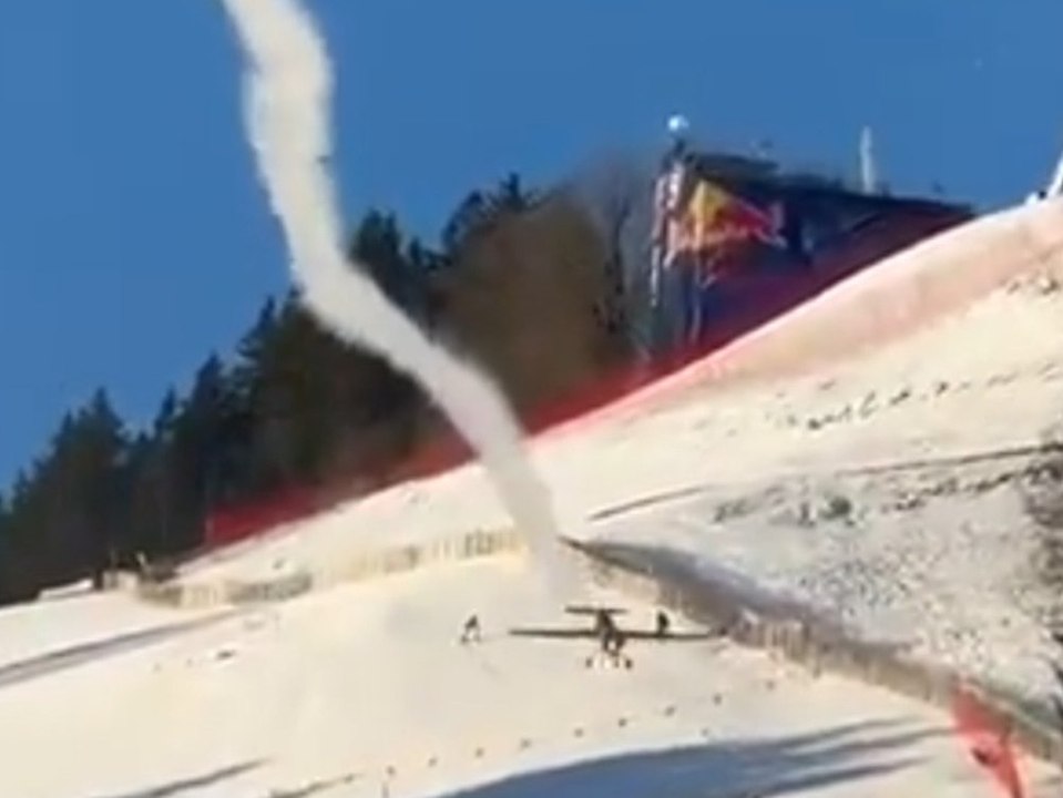Irrer Stunt: Flugzeug rast über Skipiste