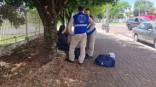 Motociclista fica ferida ao se envolver em acidente na Avenida Rocha Pombo