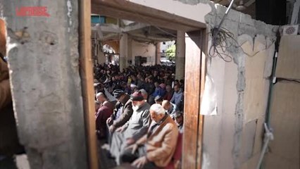 Palestinesi pregano tra le rovine delle loro case nella Striscia di Gaza