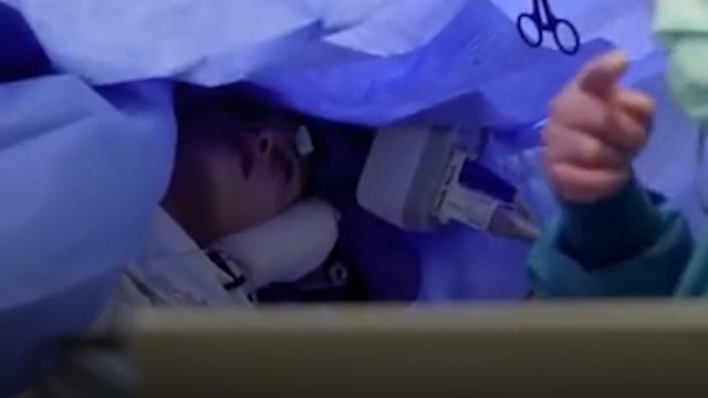 Sängerin hat ihre Stimme zurück, nachdem ein Tumor im Gehirn entfernt wurde, der sie „taub machte