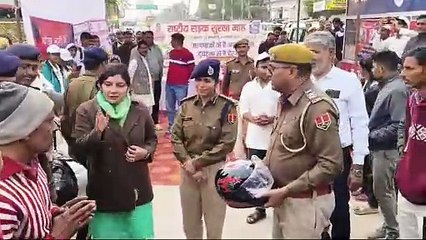 राष्ट्रीय सड़क सुरक्षा को लेकर जिला कलेक्टर व  पुलिस अधीक्षक ने वाहन चालकों को किया जागरूक,हेलमेट देकर उपयोग करने के लिए की समझाइश