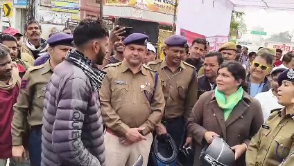 राष्ट्रीय सड़क सुरक्षा को लेकर जिला कलेक्टर व  पुलिस अधीक्षक ने वाहन चालकों को किया जागरूक,हेलमेट देकर उपयोग करने के लिए की समझाइश