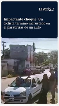 Ciclista terminó incrustado en el parabrisas de un auto