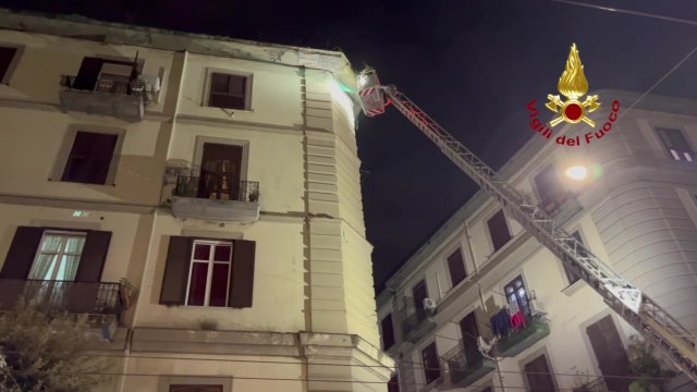 Napoli, cadono calcinacci da palazzo in centro: due auto danneggiate (23.01.25)