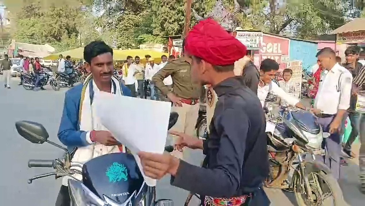 सड़क पर उतरे यमराज : ट्रैफिक नियम तोड़ने वालों को समझाया, कहा – यहां नहीं मानोगे तो ऊपर ले जाकर समझाऊंगा