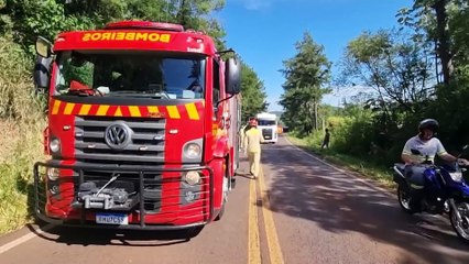 Argo e caminhão quase colidem frontalmente na PR-180 em Rio do Salto