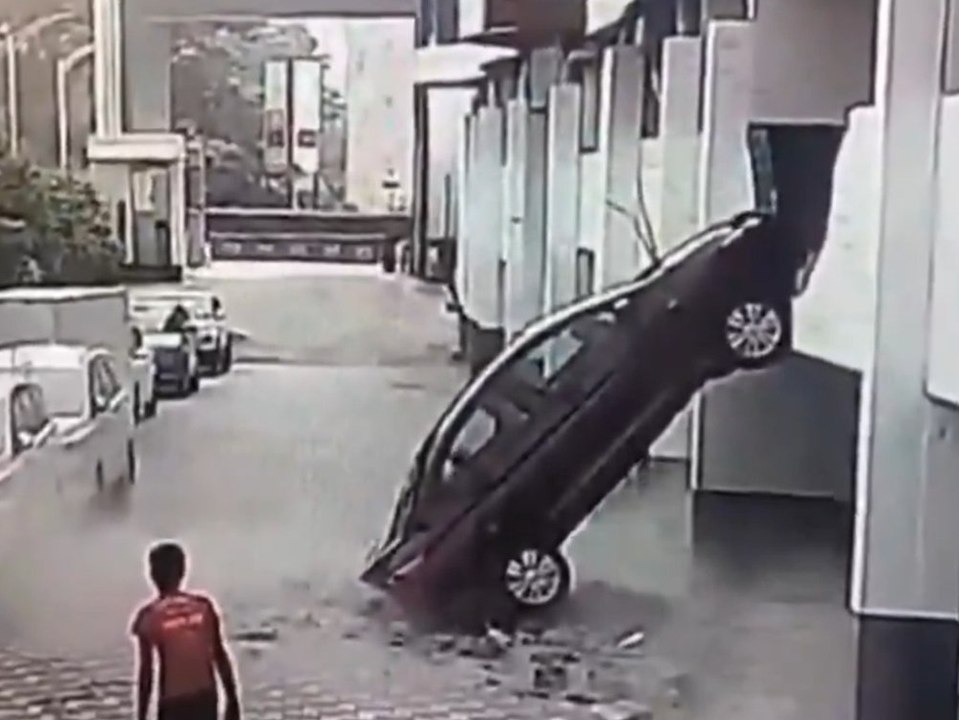 Autofahrer crasht ungebremst durch parkhaus-wand