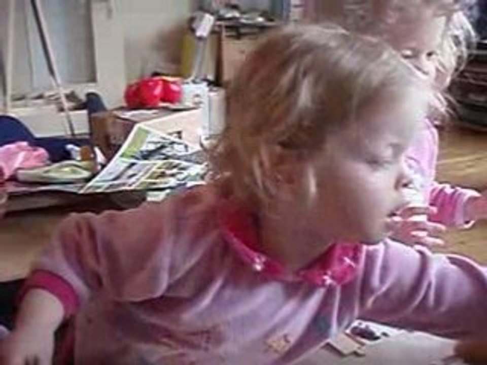 Chloé et Léna découvrent le cadeau de Cal