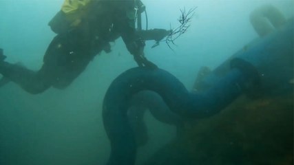 Efectivos de la Guardia Civil reflotan un narcosubmarino de la Costa da Morte