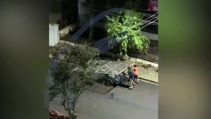 Trio é flagrado furtando portão de imóvel no Jardim Botânico