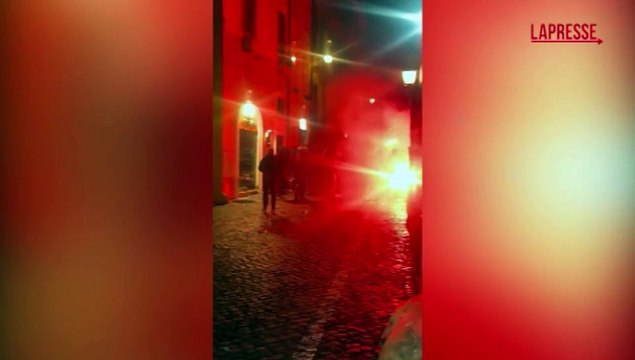 Scontri ultras Lazio e Real Sociedad, bombe carta e fumogeni in pieno centro a Roma