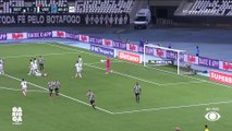 VAR indica falta e árbitro anula gol de empate do Botafogo nos acréscimos