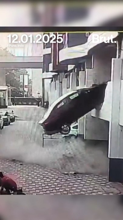 Une voiture chute du premier étage d'un parking après avoir fait marche arrière au lieu d'avancer