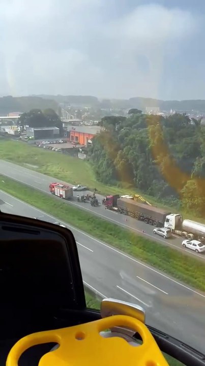Grave acidente entre caminhão e moto no Contorno Leste