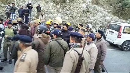 बड़कोट में फर्जी मतदान को लेकर बवाल, आपस में भिड़े विधायक संजय डोभाल और भाजपा कैंडिडेट