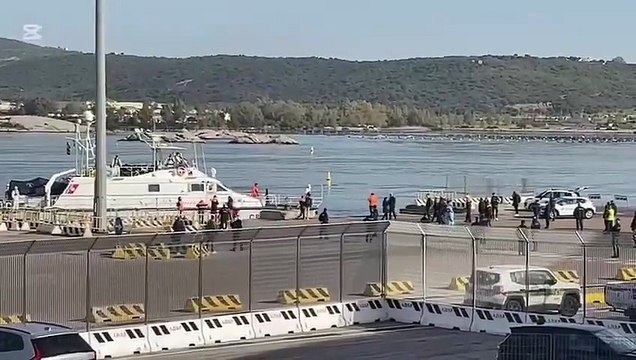 Bambini, neonati e donne: ecco lo sbarco dei migranti della Ocean Viking a Olbia