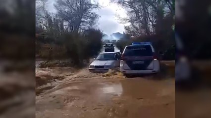 La Guardia Civil rescata a una persona que había quedado atrapada en su coche