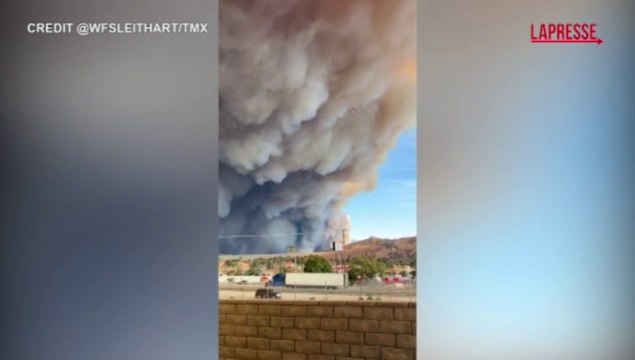Nuovo incendio a Los Angeles, una densa colonna di fumo copre l'autostrada