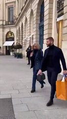 Brigitte Macron fait ses emplettes chez Louis Vuitton