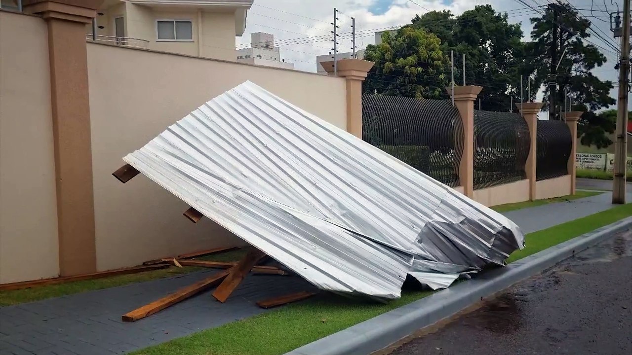 Estrutura metálica é arrancada pelo vento na Rua Pio XII