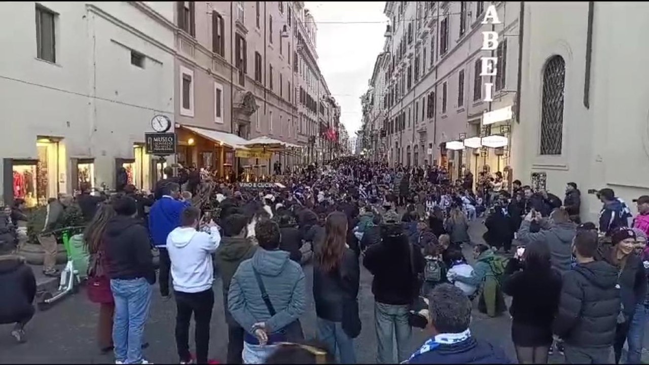 Roma, tifosi baschi in via del Corso: cori e fiumi di birra prima di Lazio-Real Sociedad