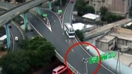 Micro ingresó a contramano en la Autopista 25 de Mayo