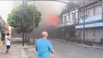 Incêndio destrói prédio no Centro de Blumenau