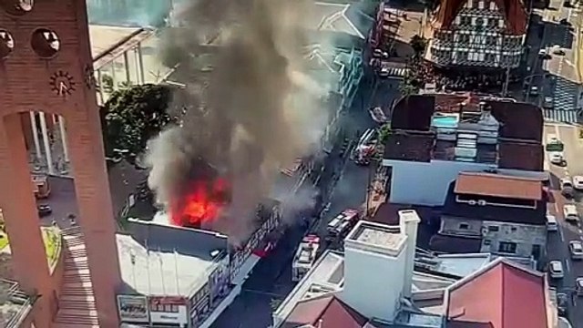 Imagens aéreas mostram destruição em incêndio que atingiu prédio no Centro de Blumenau