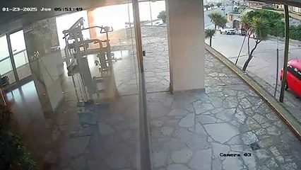 Manejaba borracha, destrozó cuatro autos estacionados, pero dejó un papelito con su teléfono