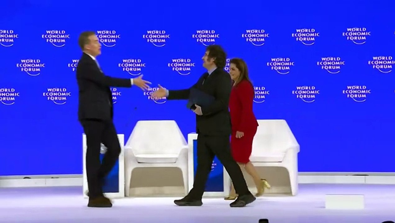 Milei denuncia em Davos o 'câncer do wokismo' e defende 'gesto inocente' de Musk