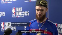 Spurs - Quand Mamukelashvili débarque en zone mixte avec un maillot de Thierry Henry