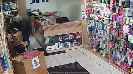 Polícia pede ajuda para encontrar homens que fizeram limpa em loja de celular em Curitiba