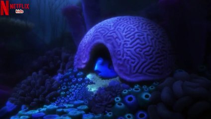 Finding Dory - Dory gets stung while The Romantics' Talking in your sleep appears (Netflix kids version)