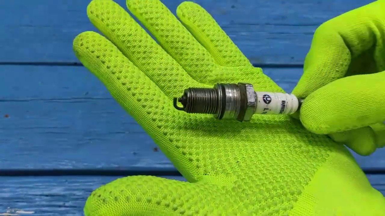 DIY: A video of a man from Altai shows the function of a new spark plug that is only known to a few people