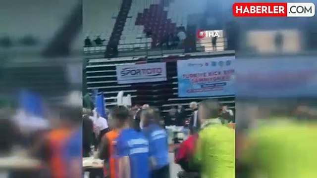 Kick boks maçında kavga ring dışına taştı: 1'i hakem 2 yaralı