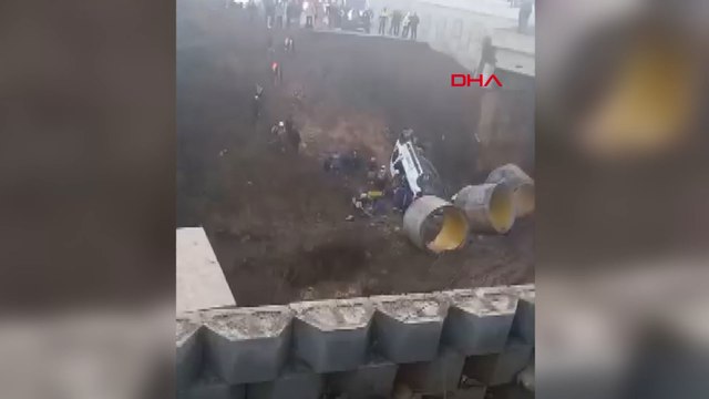 Tuzla'da servis minibüsü şarampole yuvarlandı