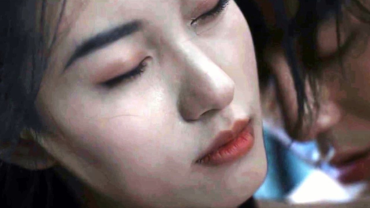 Xiao Long Nu thought it was Yang Guo kissing her, but she didn't know it was the Taoist priest who had a crush on her. 小龍女以為楊過親吻她，卻不知是暗戀她的道士 The Return of the Condor Heroes A Martial Arts Masterpiece Paying Tribute to the Centennial Anniversary of Jin Yon