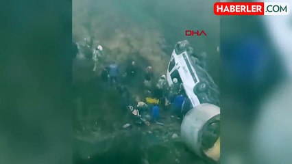 Tuzla'da servis minibüsü şarampole yuvarlandı: 3'ü ağır 16 yaralı