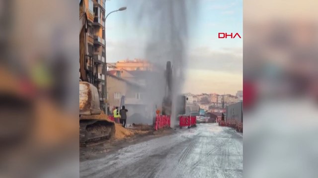 Kadıköy'de su borusu patladı; tazyikli su metrelerce yukarı fışkırdı