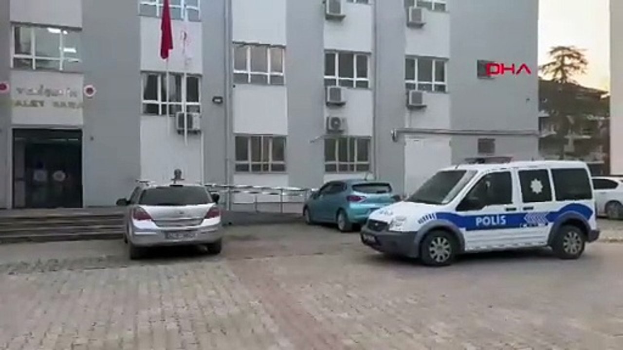 Kadın hırsızlar ev sahibinin pazarda olduğu sırada kredi kartıyla kapıyı açıp soygun yaptılar!