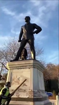 İstanbul'da bulunan Türkiye'nin ilk Atatürk heykeline saldırı